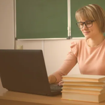 Enseignante travaillant sur un ordinateur portable dans sa classe