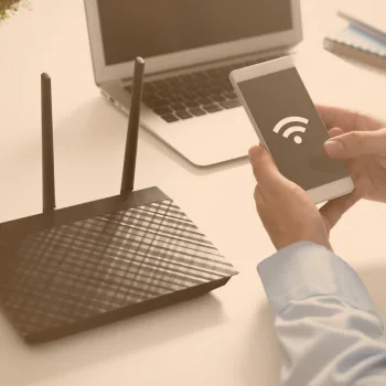 Smartphone connecté au Wi-Fi devant une borne Wi-Fi