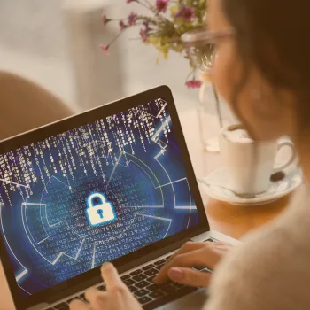 Ordinateur portable affichant un cadenas sur fond de code