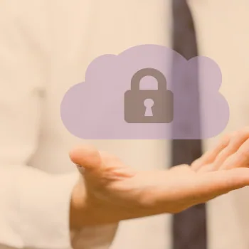 Main ouverte sous un nuage portant un cadenas