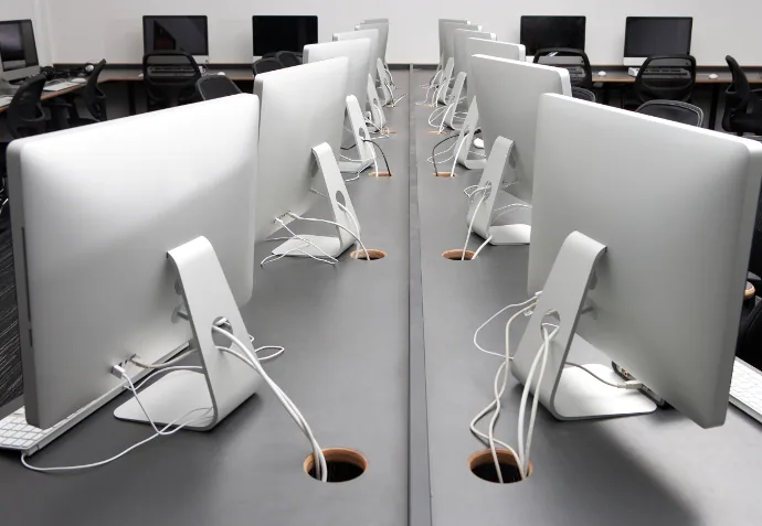 Salle informatique équipée de rangées d'ordinateurs