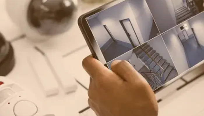 Tablette affichant les images de caméras de surveillance