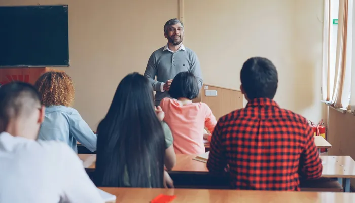 Enseignant faisant cours devant ses élèves